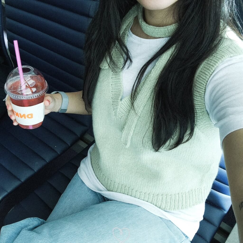 핸드메이드 연한 초록색 브이넥 조끼 착용 이미지